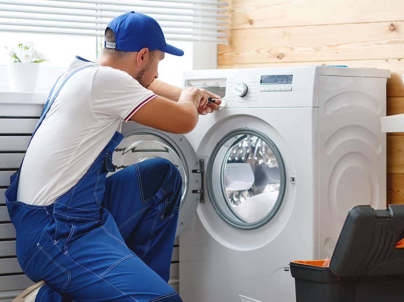 Técnico del servicio técnico Bosch reparando electrodoméstico en Valencia