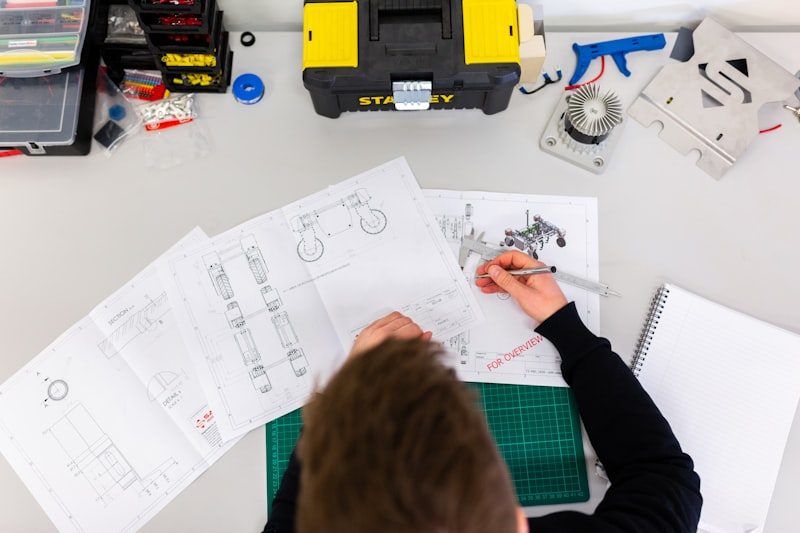 Técnico del servicio técnico Bosch reparando electrodoméstico en Valencia